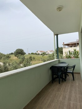 Others 5, Güneş Yönü Omay Otel, Ezine