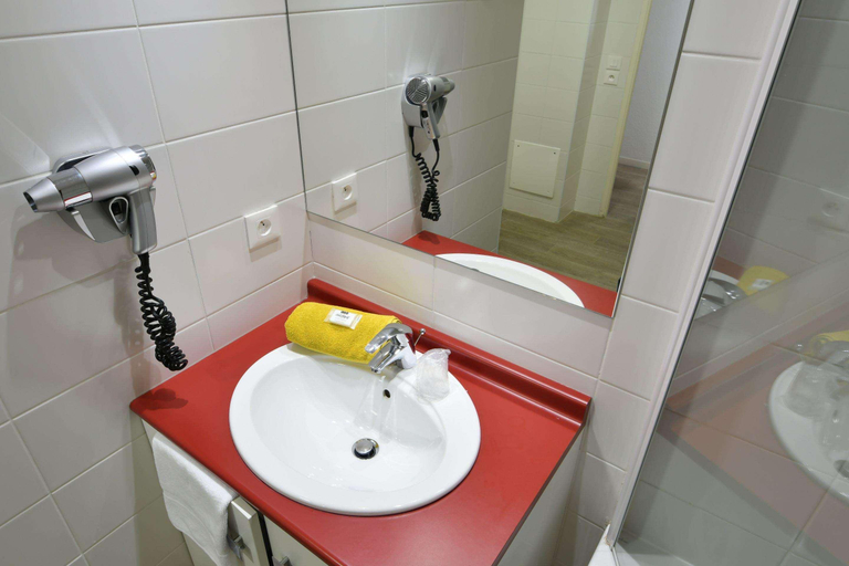 Bathroom 4, Résidence appart-hôtel Bordeaux - Bassins à flot, Gironde
