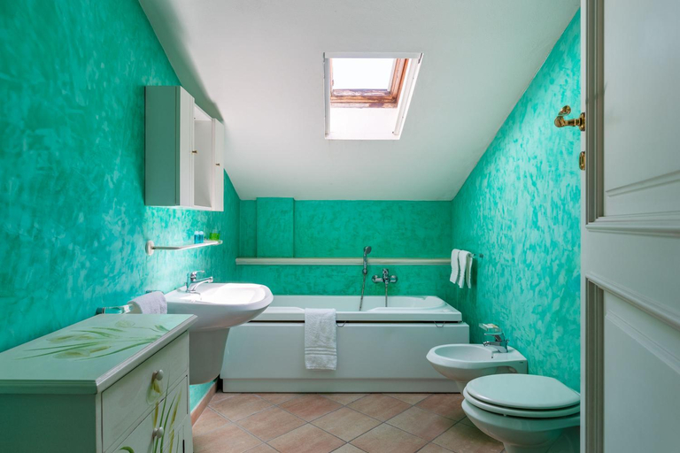 Bathroom 5, Hotel Sonia, Lucca