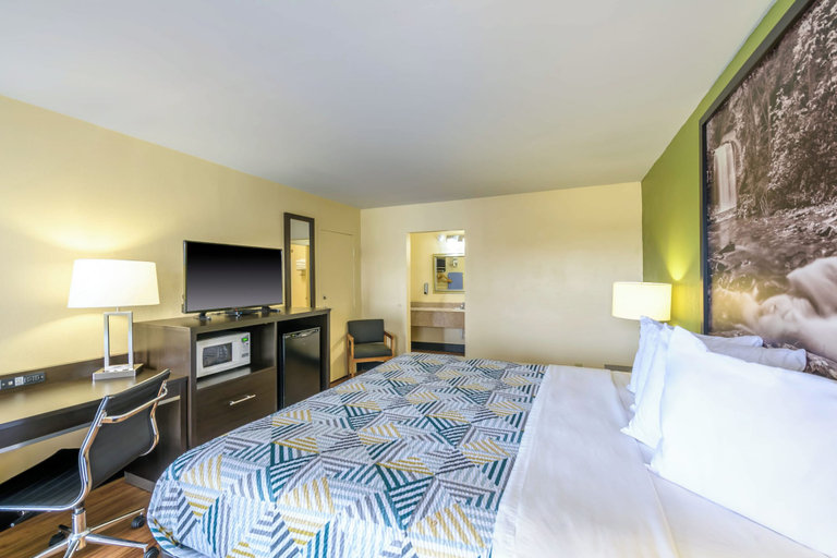 Bedroom 2, Motel 6 Forsyth, GA – Tift College, Monroe