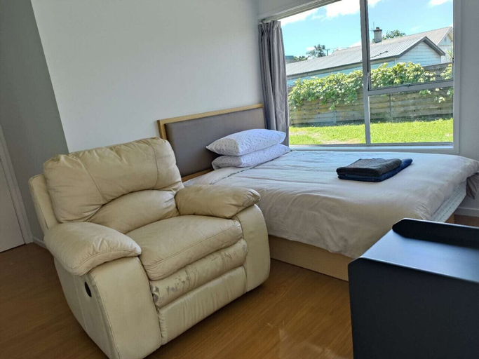 Others 4, Small 2 bedroom flat 7a Rangiatea Road, Waitakere