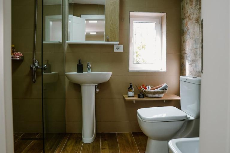 Bathroom 4, City Grove Blooms and Beds 2BR With City Views, Gjirokastrës