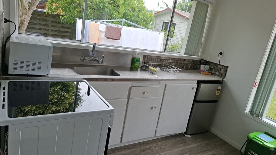Others 5, Small 2 bedroom flat 7a Rangiatea Road, Waitakere