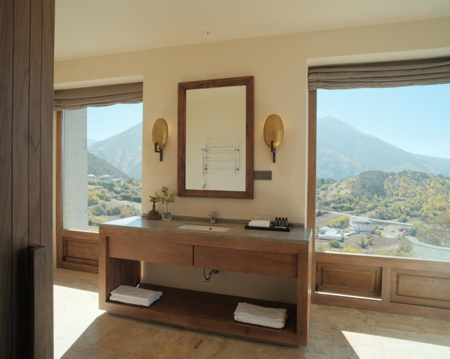 Bathroom 5, Sunyata, Dêqên Tibetan