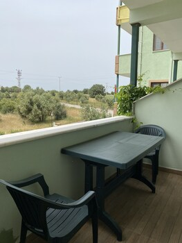Others 3, Güneş Yönü Omay Otel, Ezine