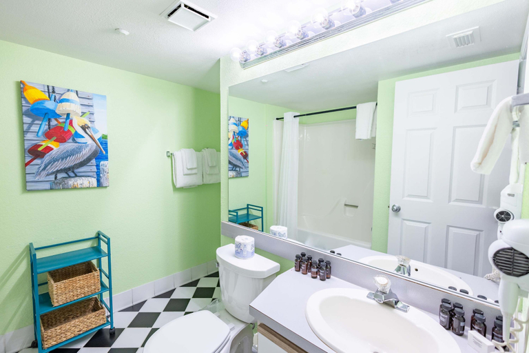 Room 3, The Trinidad by Brightwild Pool View Parking, Monroe