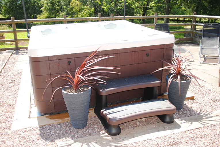 Outdoor spa tub, The Barn at Brambles Farm - Sleeps 4, Hot Tub, Staffordshire