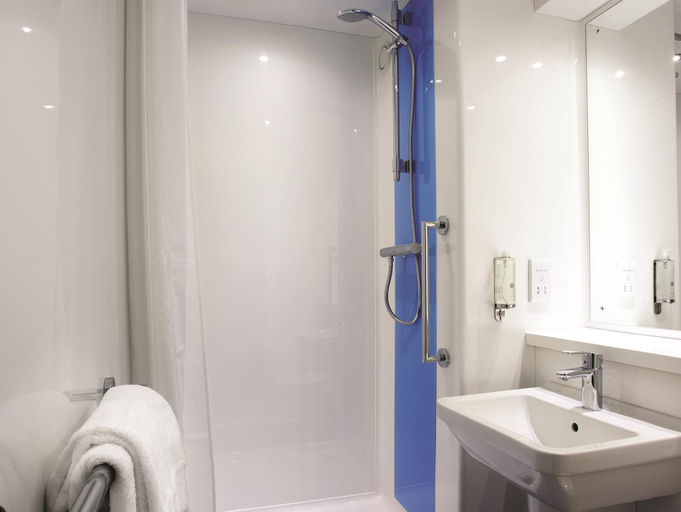 Bathroom 3, Travelodge Saltash, Cornwall