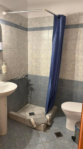 Bathroom 3, romanza rooms, Peloponnese