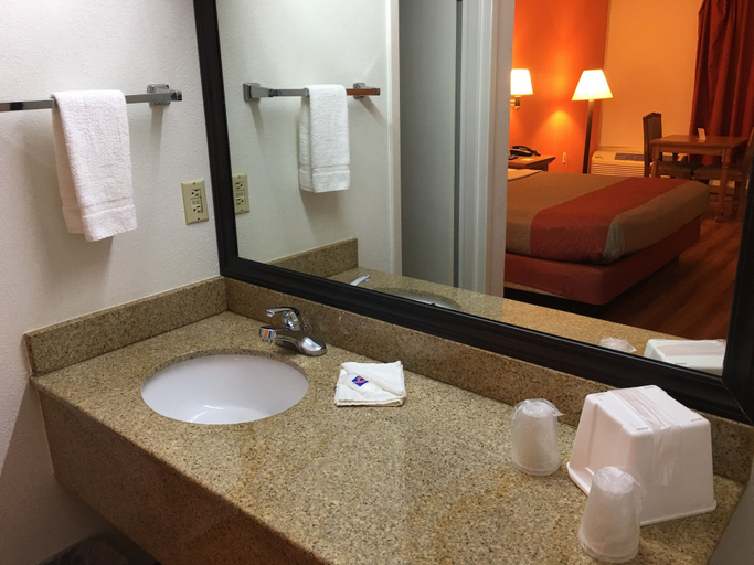 Bathroom 4, Motel 6 Clarksville, TN, Montgomery