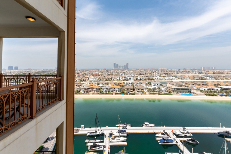 Room 2, Modern 3BR Maid at the Palm w Pool and Gym, Dubai
