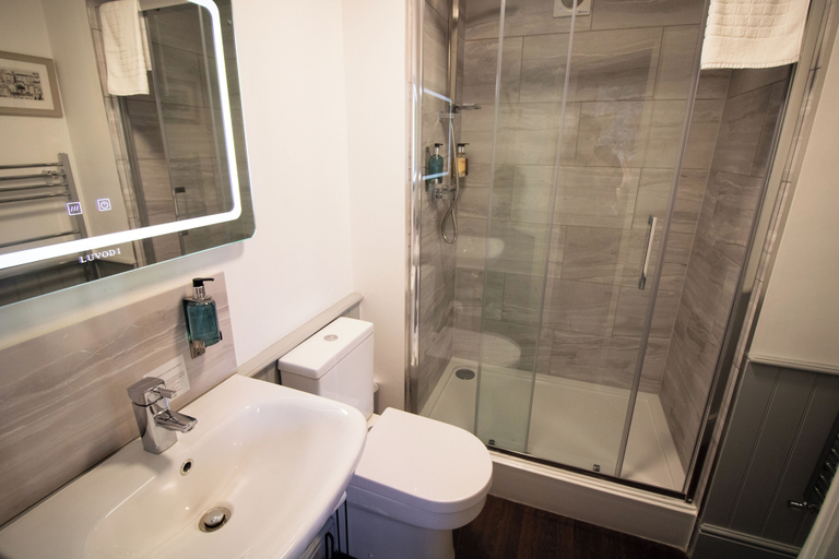 Bathroom 4, The Wheatsheaf Inn, Nottinghamshire