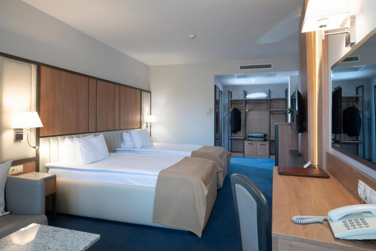 Bedroom 2, Legends Hotel, Stolichna
