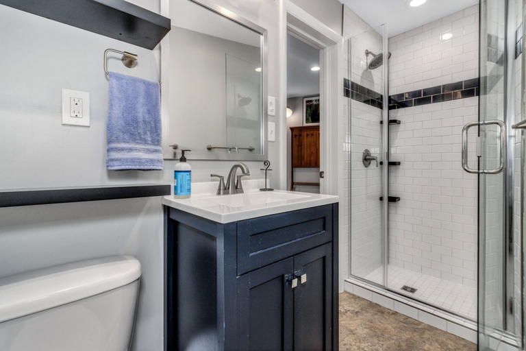 Bathroom 3, The Upper Deck, Buncombe