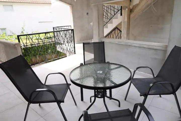 Others 3, Apartments R&M