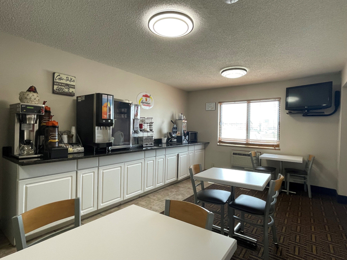 Food & Drinks 5, Super 8 by Wyndham Mt Pleasant, Henry