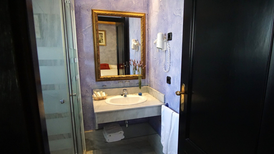 Bathroom 3, Tikar, Almería
