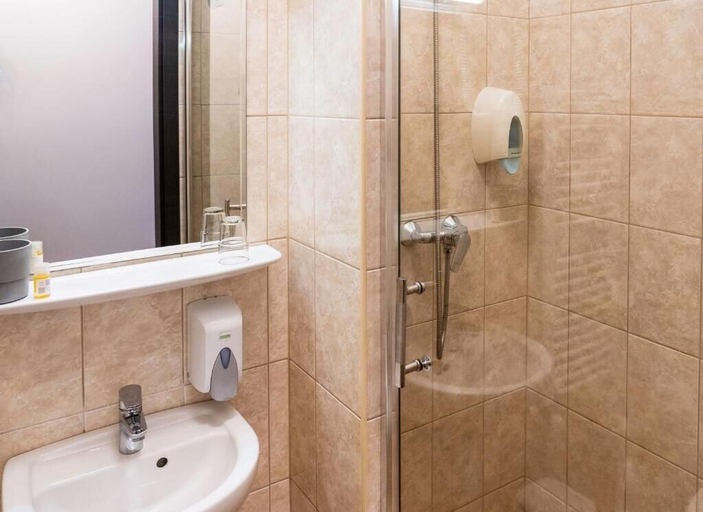 Bathroom 3, Metro, Budapesti
