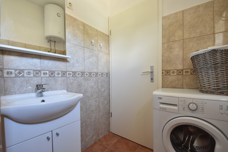 Bathroom 3, This Pleasant Holiday Home is an Ideal Starting Point to Explore Dalmatia, Skradin
