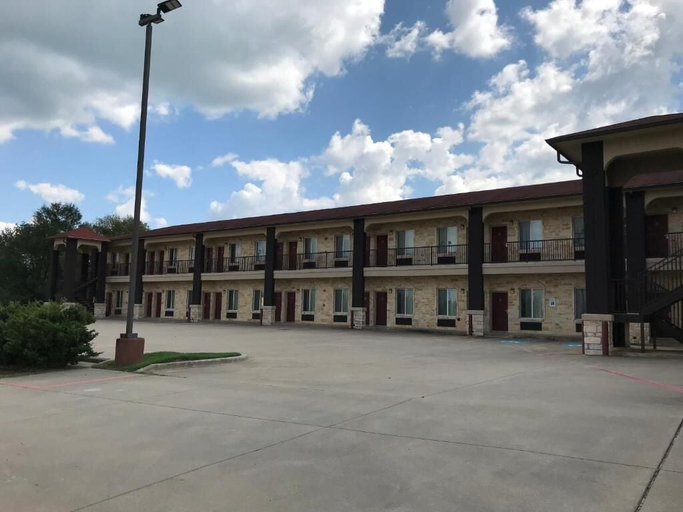 Exterior & Views 2, Executive Inn & Suites, Camp