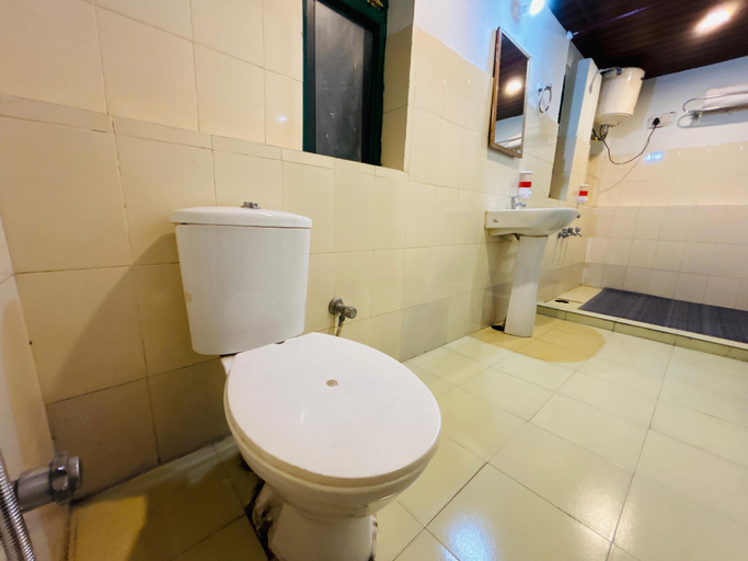 Bathroom 3, Room On The Roof By Himalayan Eco Lodges, Dehradun