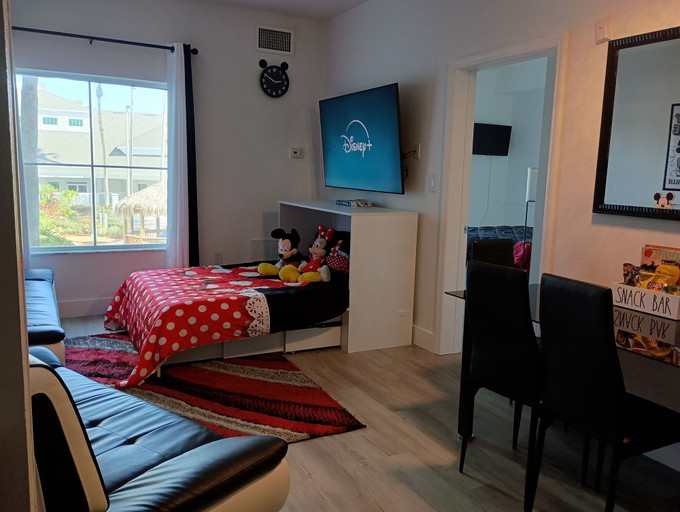 Room 5, Free Shuttle 2 Queen Disney Area, Orange