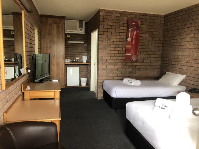 Bedroom 3, Cessnock Vintage Motor Inn, Cessnock