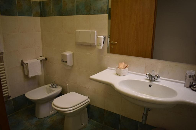 Bathroom 5, Hotel Baffo Rosso, Teramo
