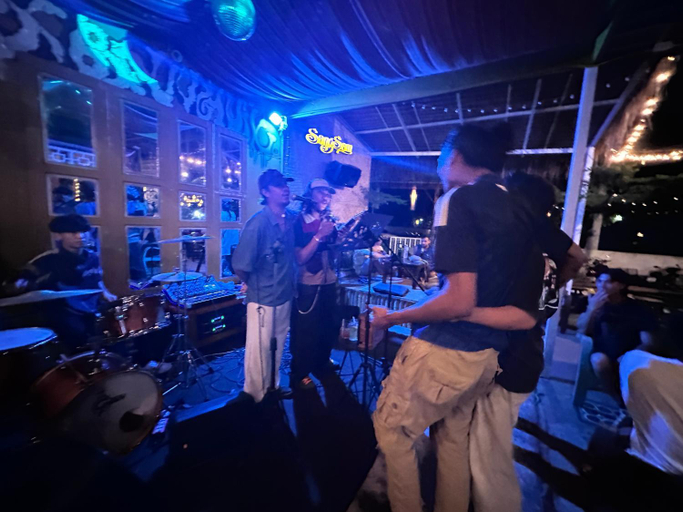 Others 3, Hostel and Music Bar Bros, Pai