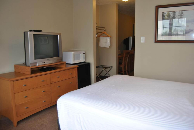 Bedroom 3, Auberge Bouctouche Inn & Suites, Kent