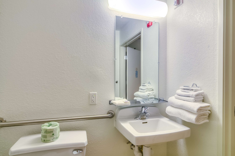 Bathroom 16