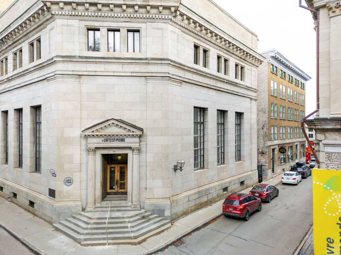 Exterior & Views