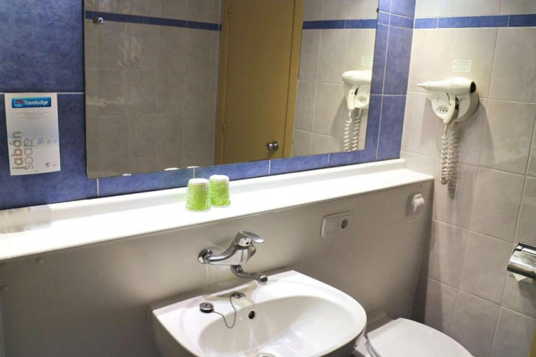 Bathroom 3, Travelodge Alicante Puerto, Alicante