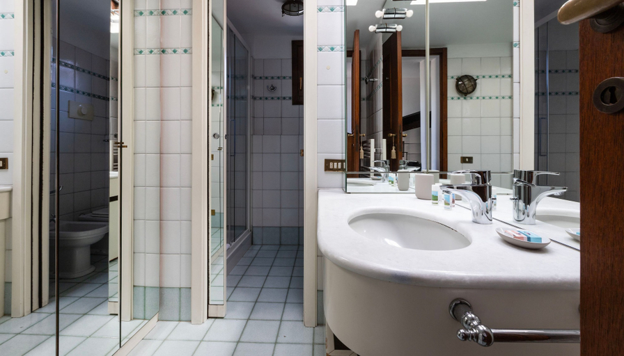 Bathroom 2, Italianway - Bigli 6, Milano