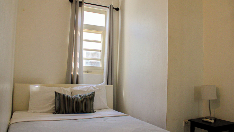 Bedroom 3, Gladiolas 1205