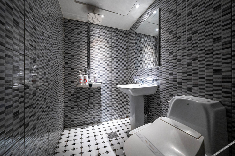 Bathroom 5, Cheonho Seven, Gandong
