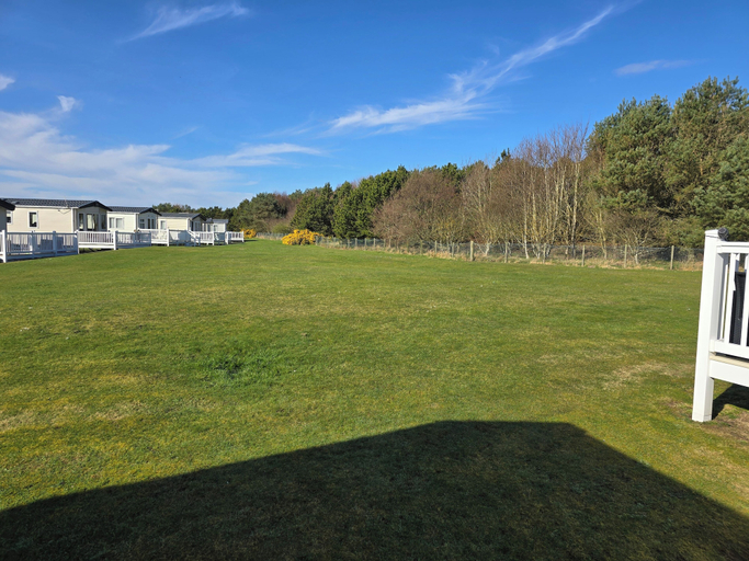 Property grounds 2, 3 Bed-sleeps 8-free Parking-5 Min to Beach, Highland