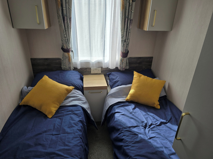 Room 5, 3 Bed-sleeps 8-free Parking-5 Min to Beach, Highland
