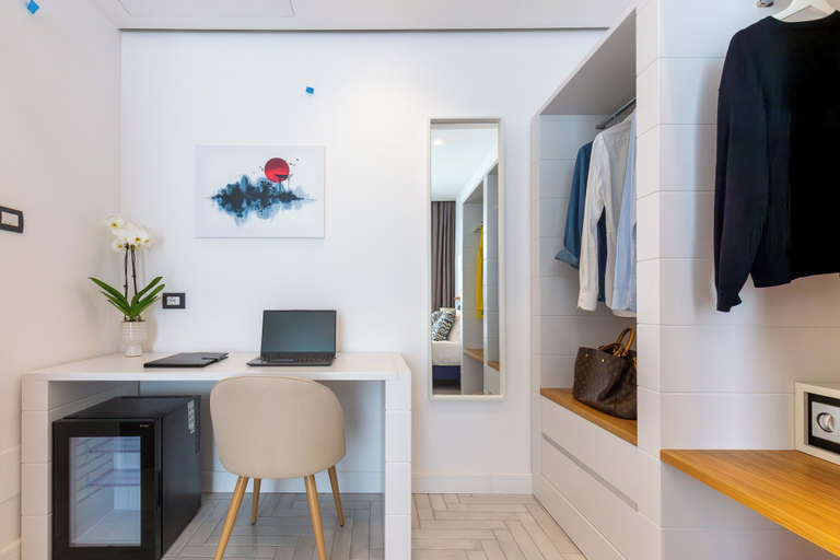 Others 5, Gioi Hotel, Napoli