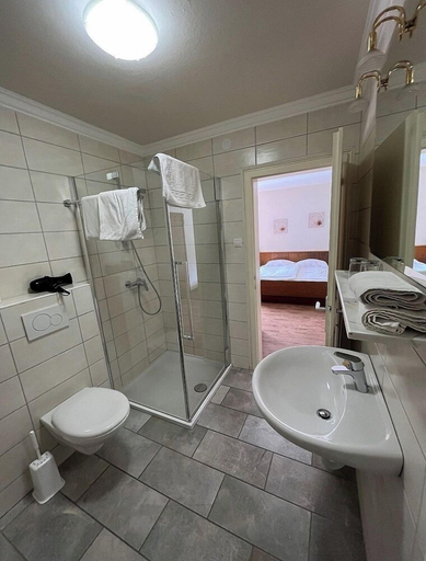 Bathroom 5, Hotel Goldenes Kreuz, Bolzano