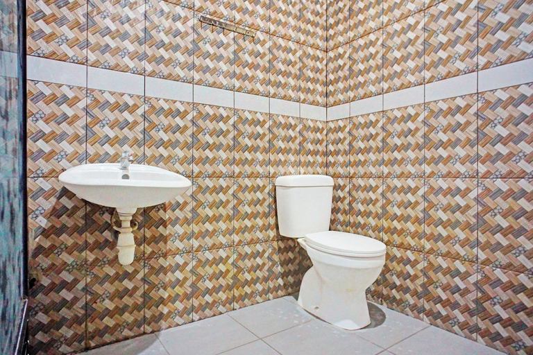 Bathroom, Hotel O Asyaffirah Near Masjid Raya Al Mashun SM Raja Medan, Medan