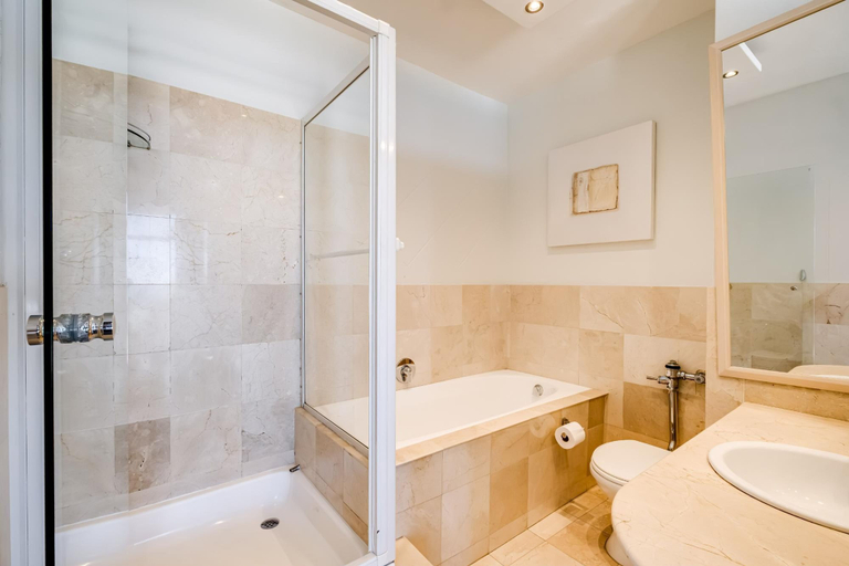 Room 2, Camps Bay Beachside 2bed w Sea View Cloud 9, City of Cape Town