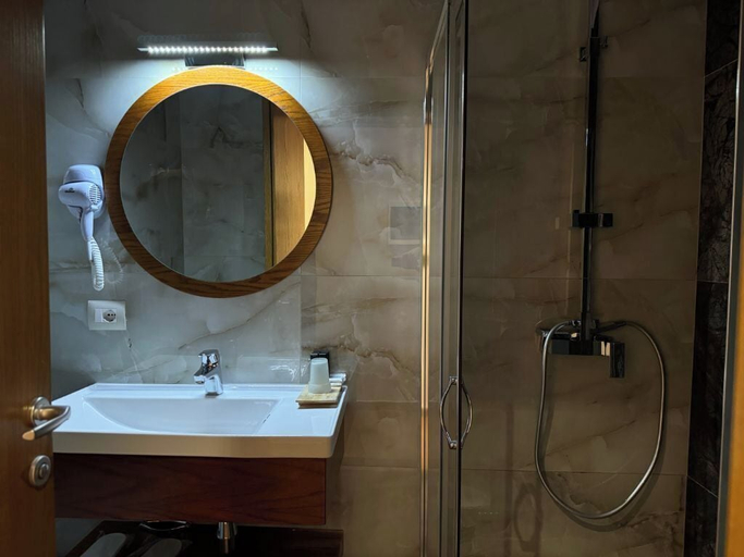 Bathroom 4, Area Hotel, Sarandës