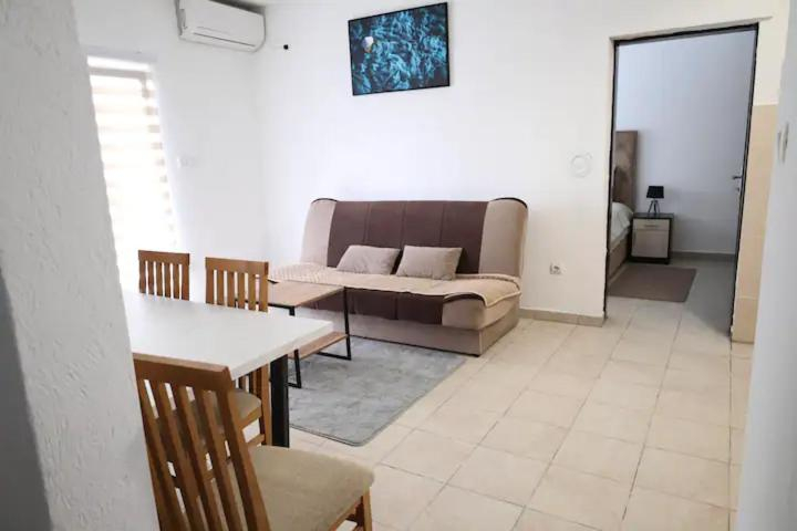 Others 4, Apartments R&M