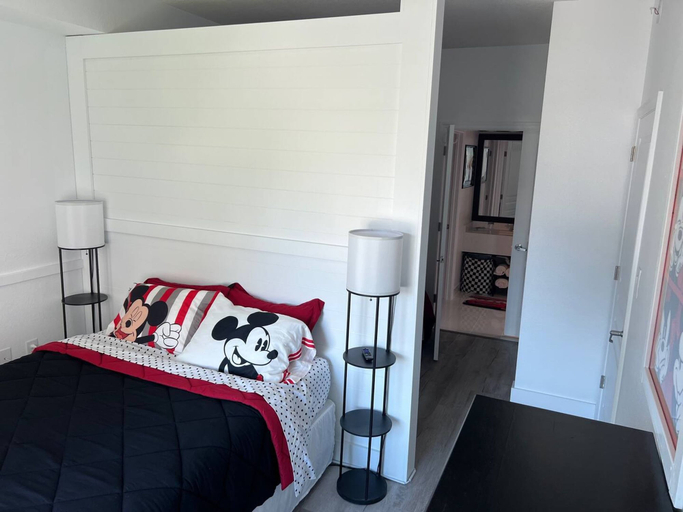 Room 4, Free Shuttle 2 Queen Disney Area, Orange