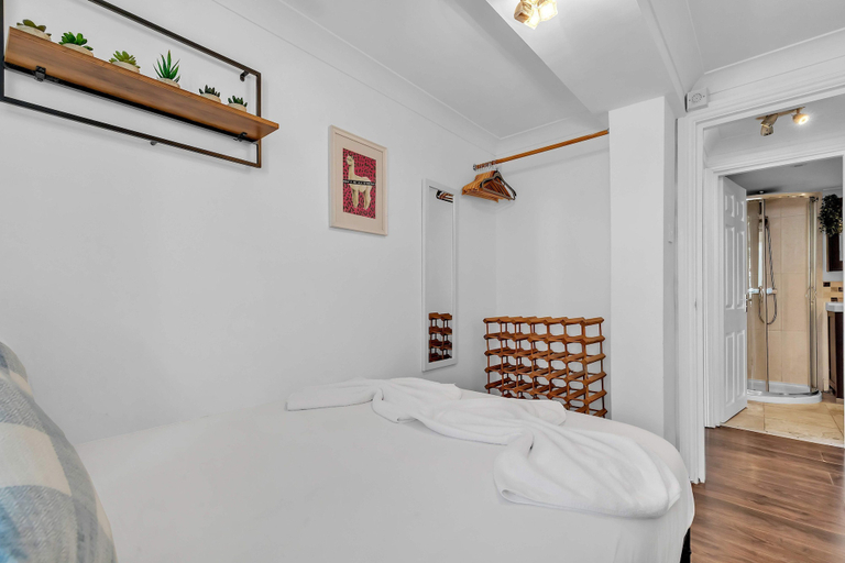 Room 5, Seaside Gem Apartment By My Getaways, Brighton and Hove