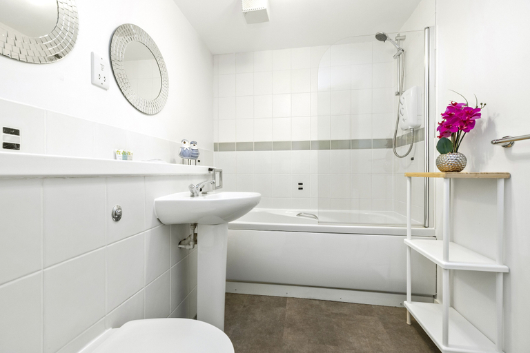 Bathroom 4, JOIVY Stunning 2-Bed Flat W/ Free Parking, Edinburgh