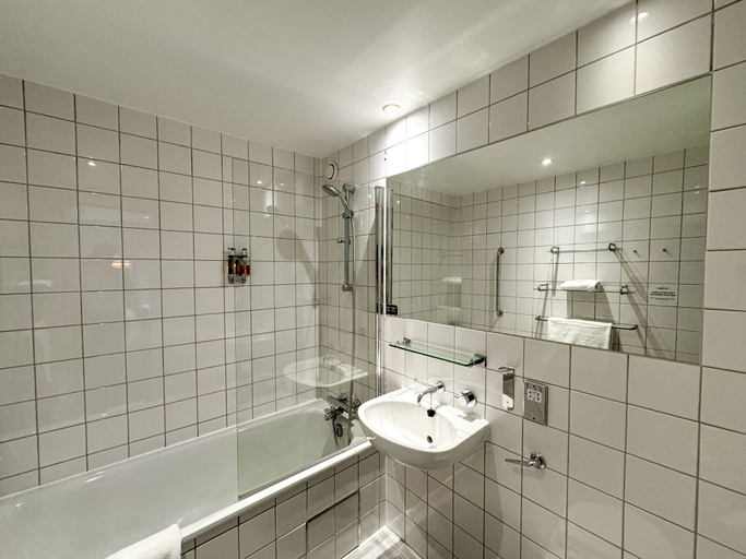 Bathroom 4, The Jubilee Hotel & Conferences, Nottingham