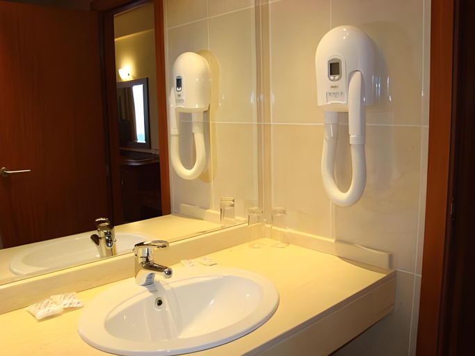 Bathroom 4, Legends Hotel, Stolichna