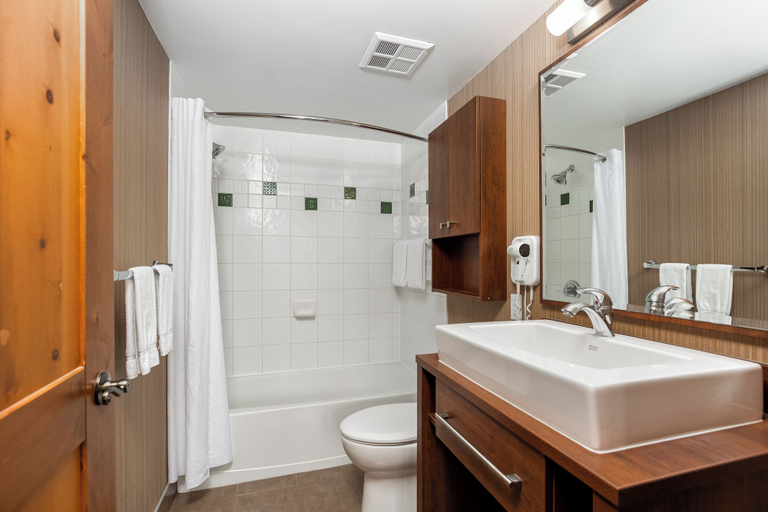 Bathroom 5, Tour des Voyageurs, Les Laurentides